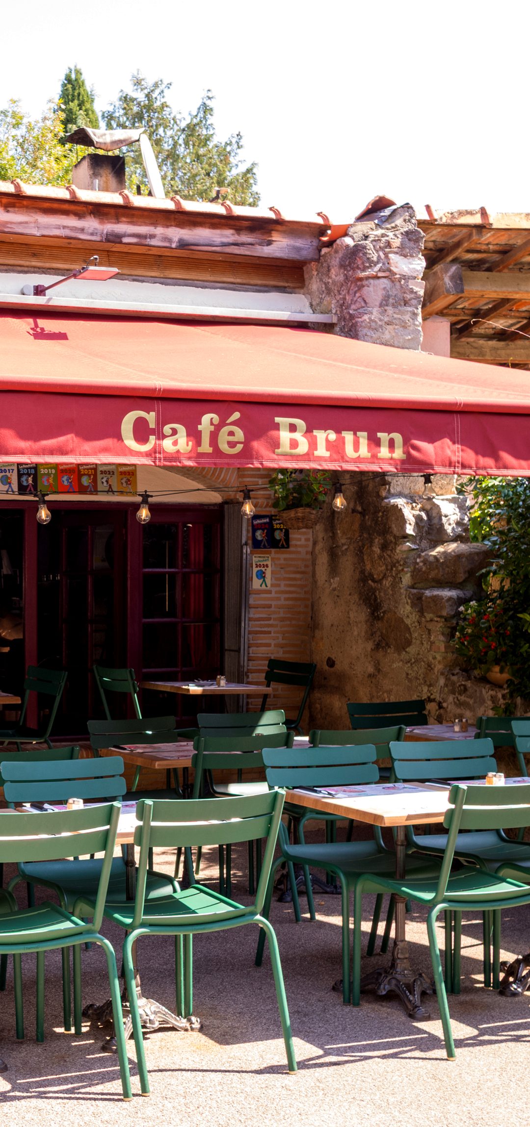 Café Brun — la terrasse sous les lauriers roses
